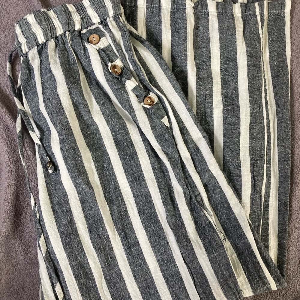 Grey and white linen pants w/ button detailing